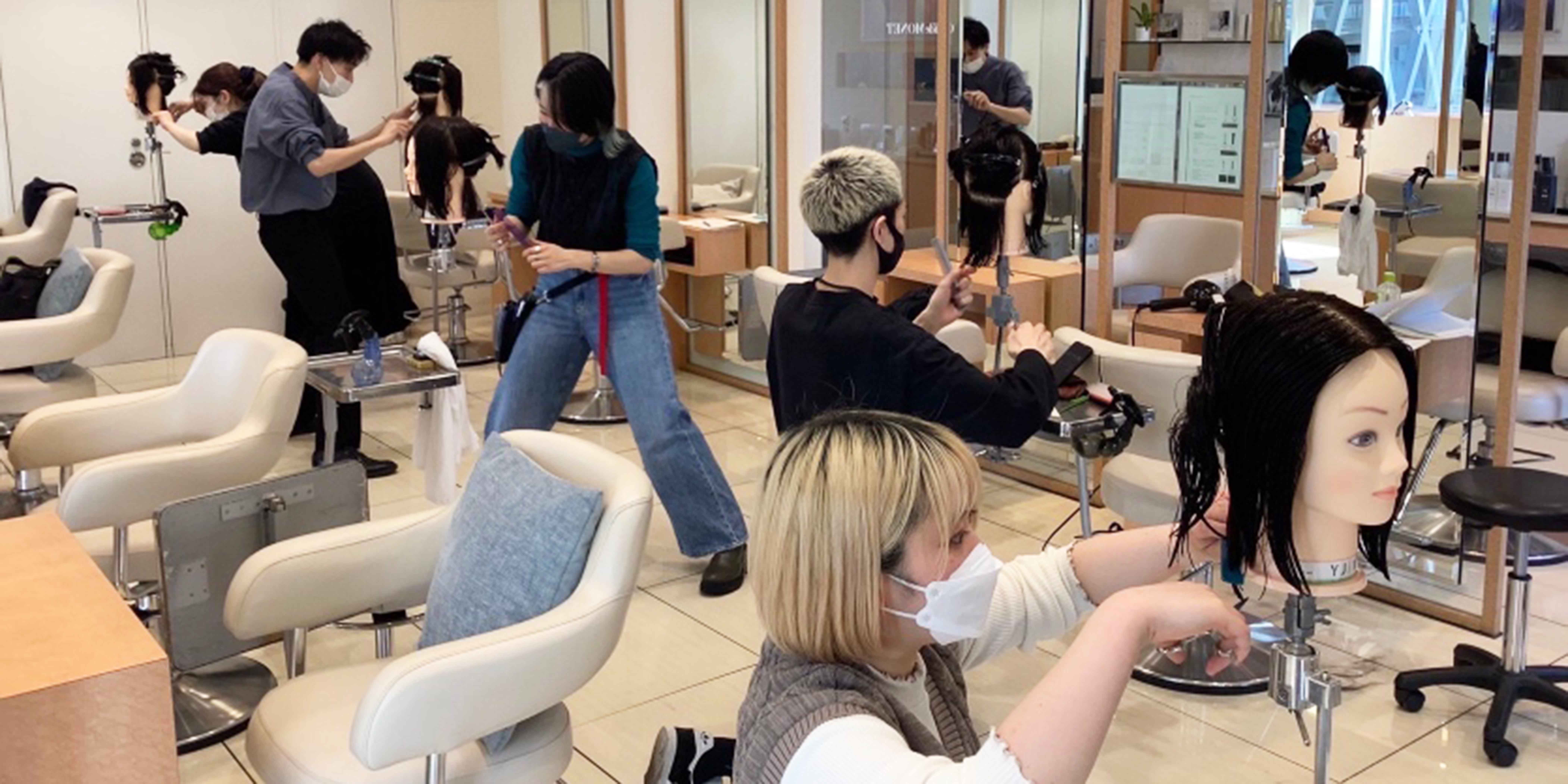 トレーニング風景-練習用ウィッグ支給