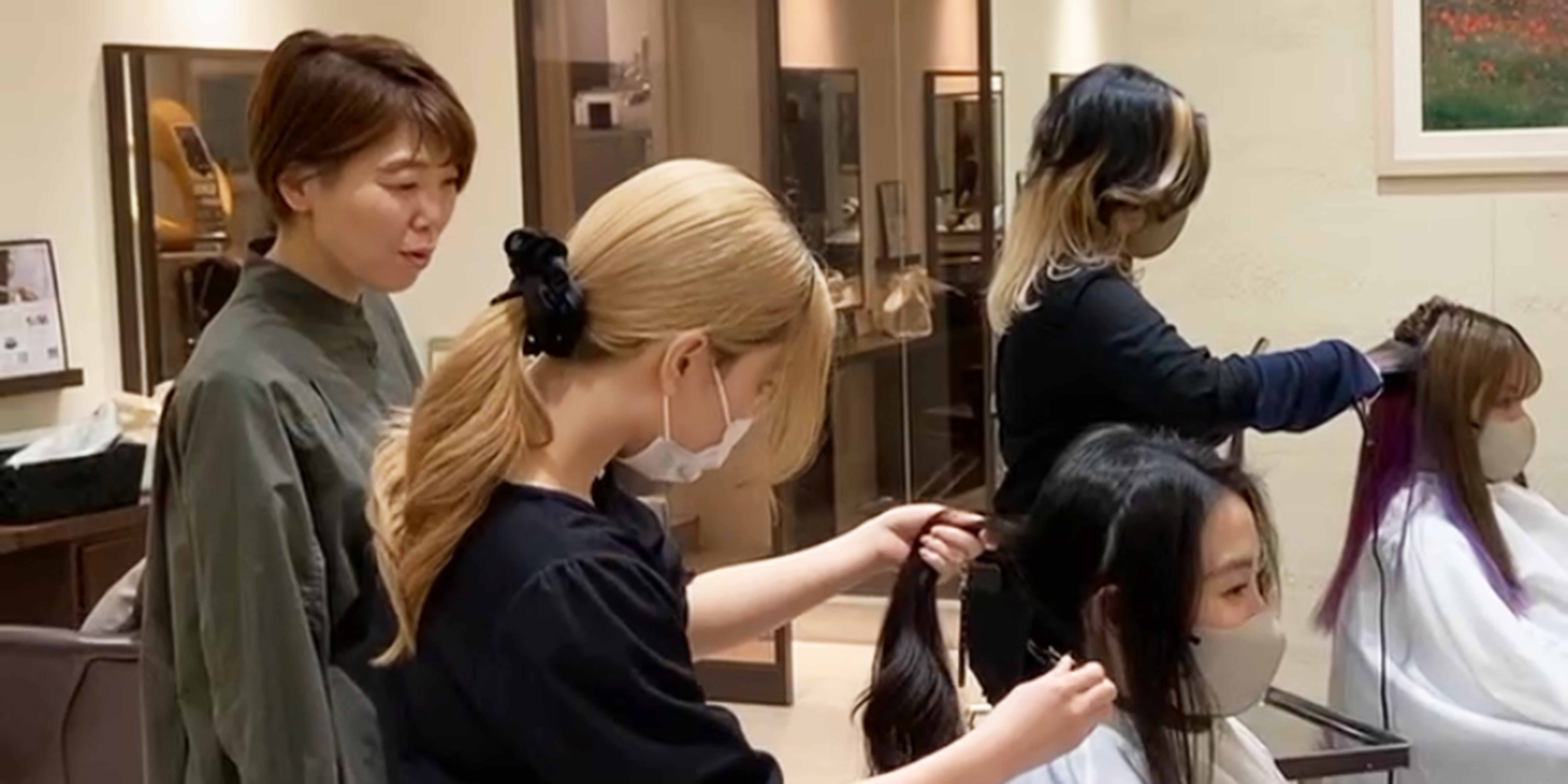 トレーニング風景　わからないことも先輩が優しく教えてくれる